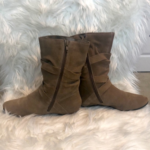B.P. Tan suede zipper up boots w/wrap around ties on each side.  Sz 5. EUC - Picture 4 of 6